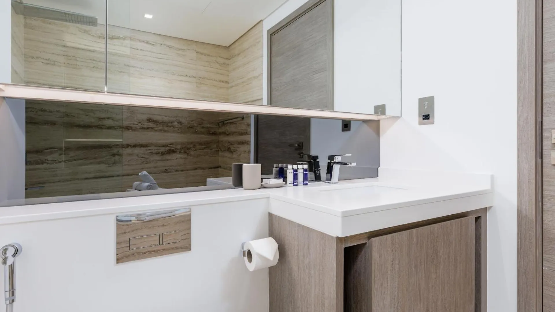 Maison Privee - Classy Urban Retreat With Amazing Dubai Canal Views United Arab Emirates